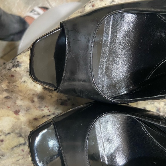 Fendi woman’s shoe size 37 in great condition with box - Picture 10 of 10